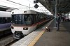 JR_Central_383_on_Shinano_limited_express_train_service_at_Matsumoto_Station_20070923 (2).jpg
