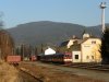 Jeseník_vlakové_nádraží_v_pozadí_rozhledna_Zlaty_Chlum_-_panoramio.jpg