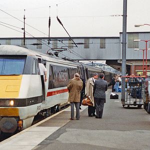 Peterborough_Station,_1992_geograph-3967343-by-Ben-Brooksbank