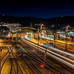 Bahnhof-bei-nacht-fdf263b8-57ea-41b3-b61e-5255b10e3ff9