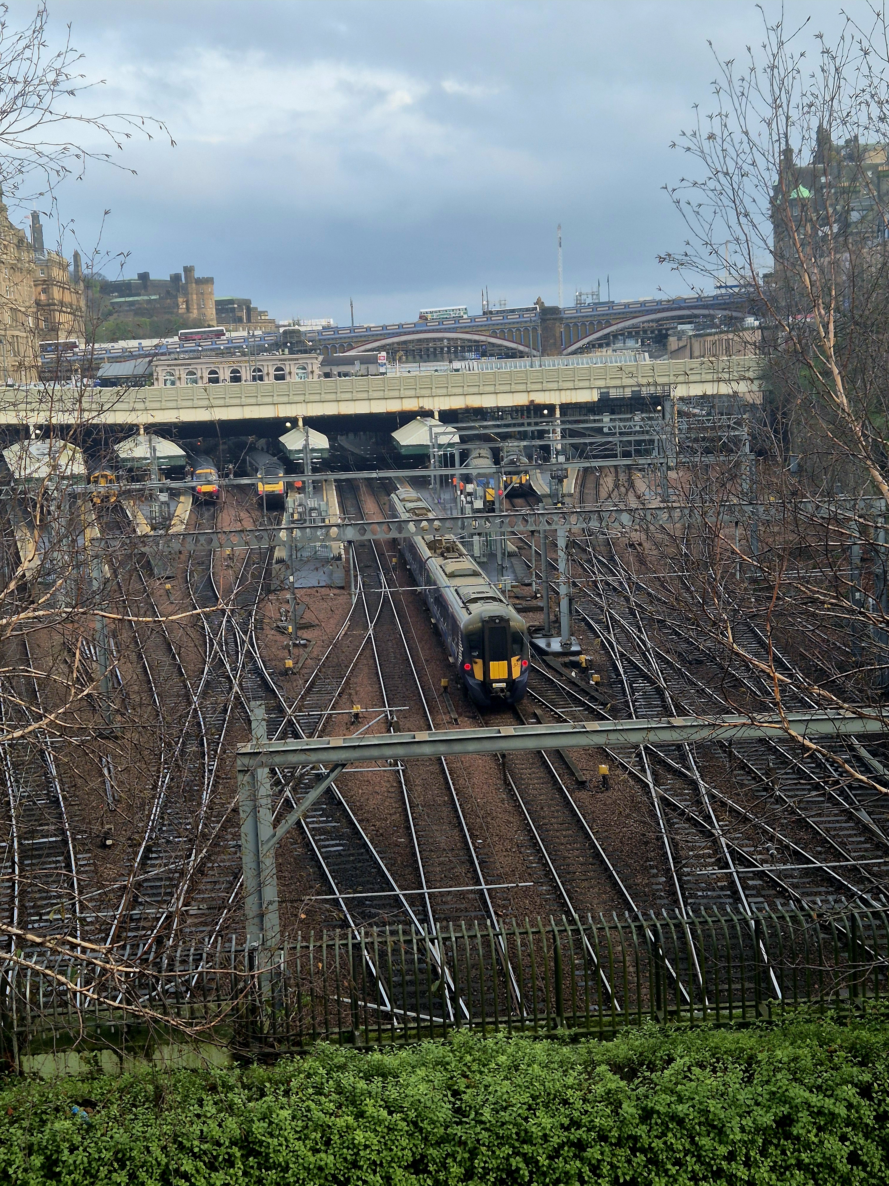 Many trains at Edinburgh Waverley